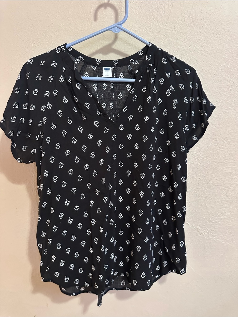 Old Navy Black Short Sleeve V-Neck Top with White Leaf Print